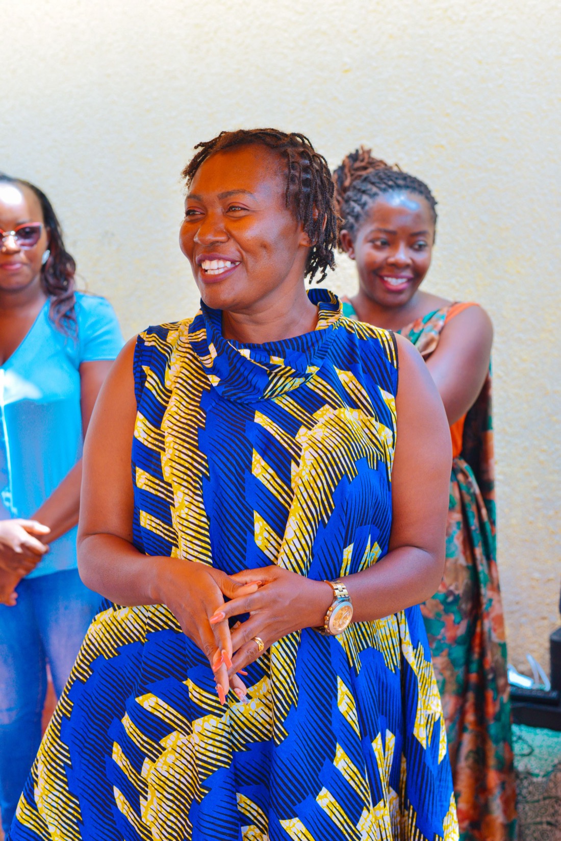 Femme africaine souriante en pagne wax